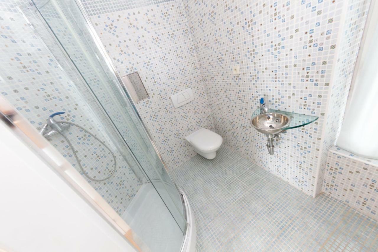 Romantic studio with jacuzzi Praga Esterno foto
