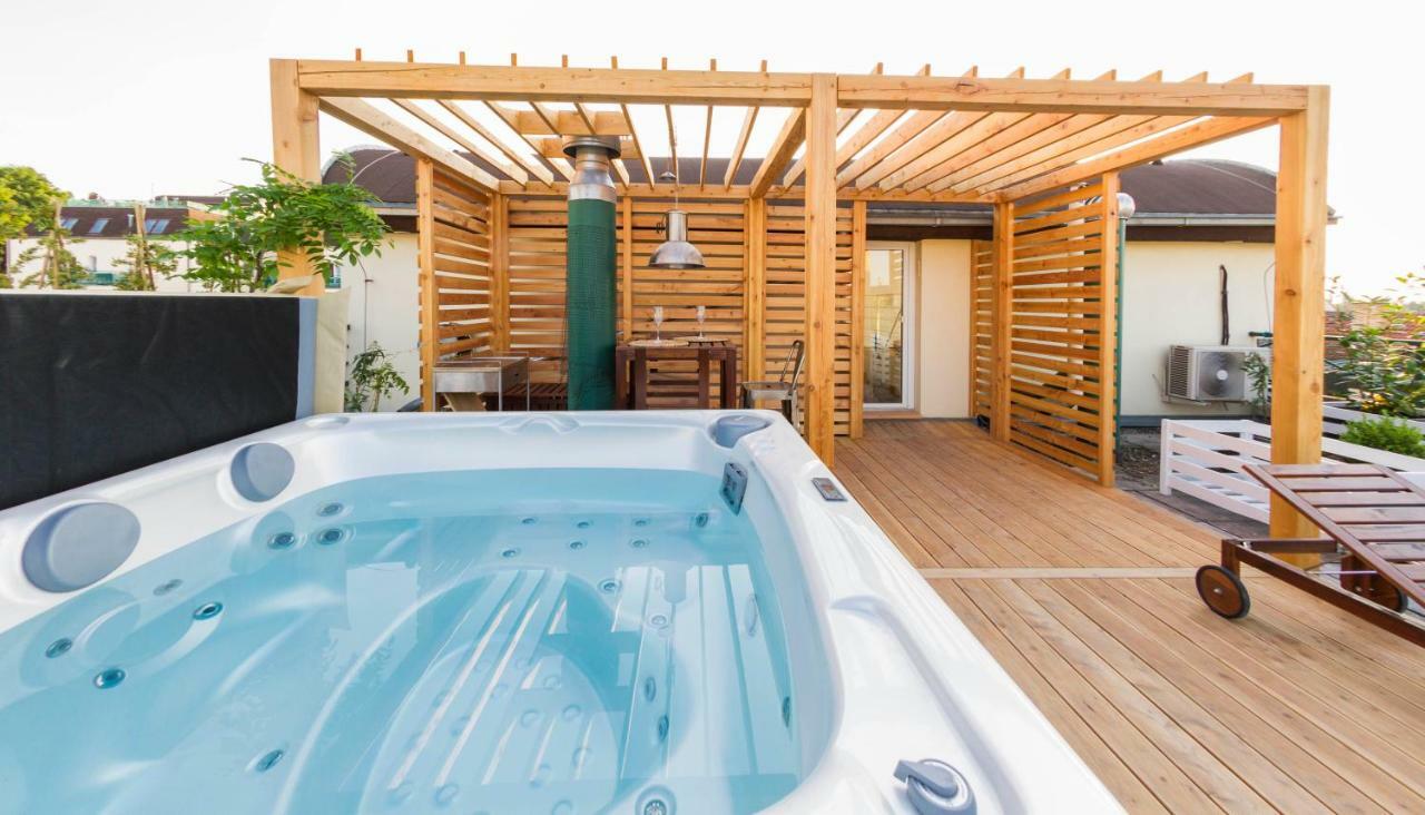 Romantic studio with jacuzzi Praga Esterno foto